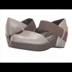 OTBT migrant gray/silver slip on wedge 8.5 M